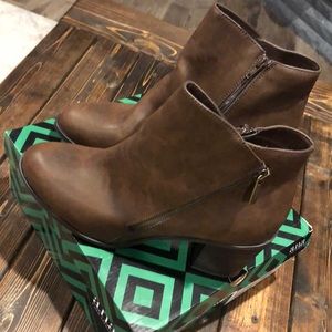 ANA Zip-up Heeled Brown Booties